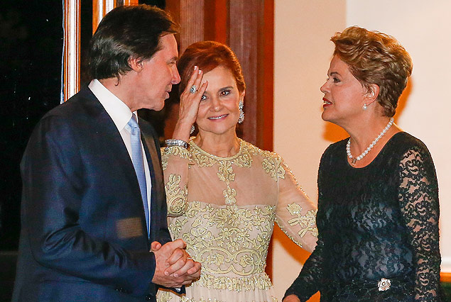 O senado Euncio Oliveira (PMDB-CE) e sua mulher conversam com Dilma em casamento