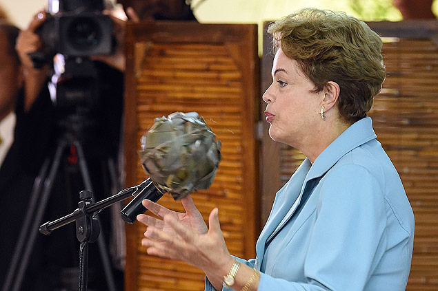 Durante o discurso, Dilma segurava uma bola que ela disse ser um presente vindo da Nova Zelândia