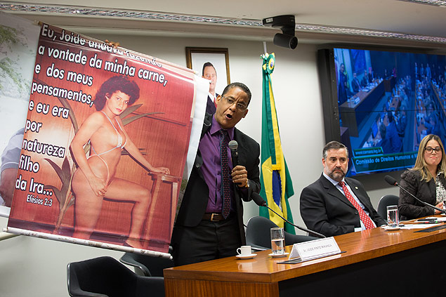 Jodie Pinto Miranda mostra cartaz com sua foto da poca em que era travesti durante audincia na Cmara