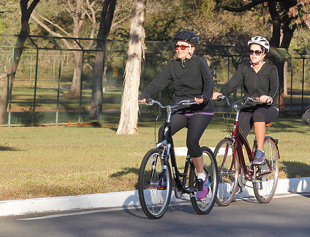 Dilma Rousseff ao andar de bicicleta com a filha, Paula, no ms passado