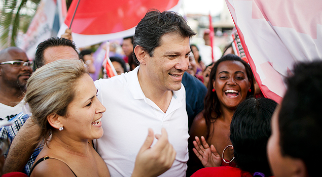Haddad cumprimenta eleitores em carreata na eleição de 2012