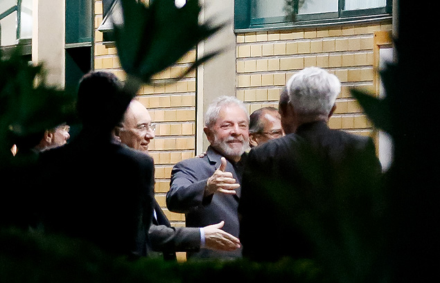 O ex-presidente Lula e o presidente do PT, Rui Falcão, em reunião com a bancada petista no Congresso