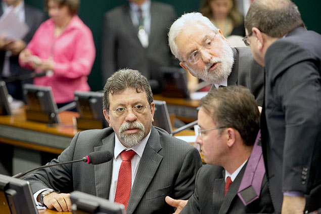 O deputado Afonso Florence (PT-BA,  esq.), durante sesso da CPI da Petrobras, na Cmara