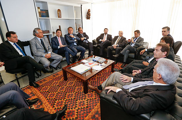 Líderes da oposição se reúnem no gabinete de Aécio Neves (PSDB-MG) para discutir a delação de Ricardo Pessoa