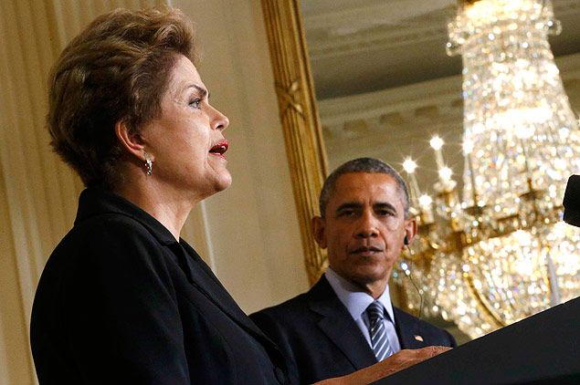 Barack Obama escucha a Dilma Rousseff en una conferencia de prensa conjunta en la Casa Blanca