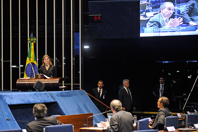 A senadora Gleisi Hoffmann (PT-PR), no plpito, discute com Aloysio Nunes (PSDB-SP)