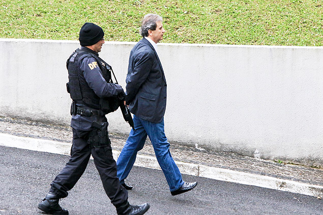 O doleiro Alberto Youssef, ao deixar a sede da Polcia Federal, em Curitiba, para depor  Justia