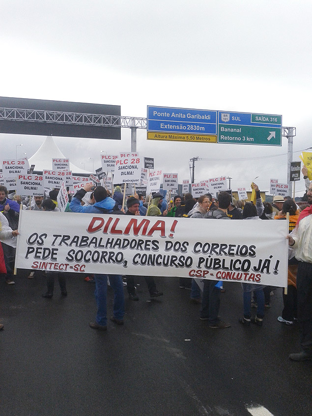Manifestantes protestam contra a presidente Dilma durante inaugurao de ponte em Santa Catarina