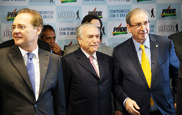 O vice Michel Temer entre os presidentes do Senado, Renan Calheiros (à esq.) e da Câmara, Eduardo Cunha