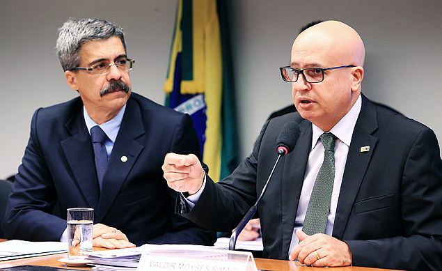 O ministro Valdir Moyss Simo, da Controladoria-Geral da Unio ( esq.), depe  CPI da Petrobras