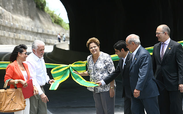 Lo Pinheiro (dir.), Dilma e ACM Neto (puxando a faixa), em inaugurao de obra da OAS em 2013