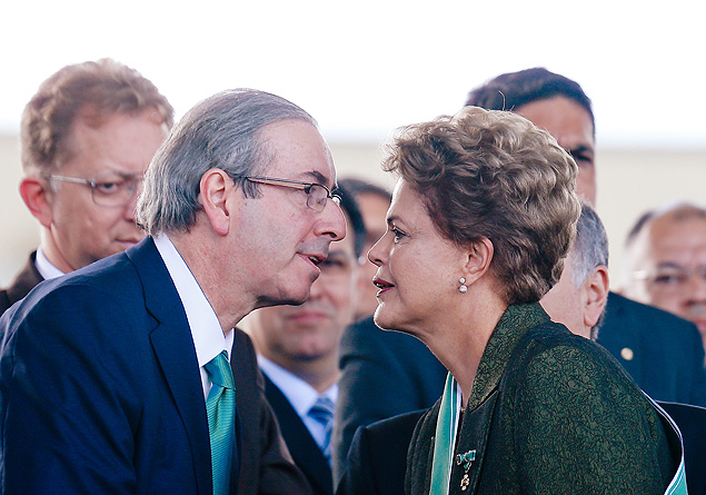 Cunha cumprimenta Dilma Rousseff em cerimônia comemorativa ao Dia do Exército, em Brasília