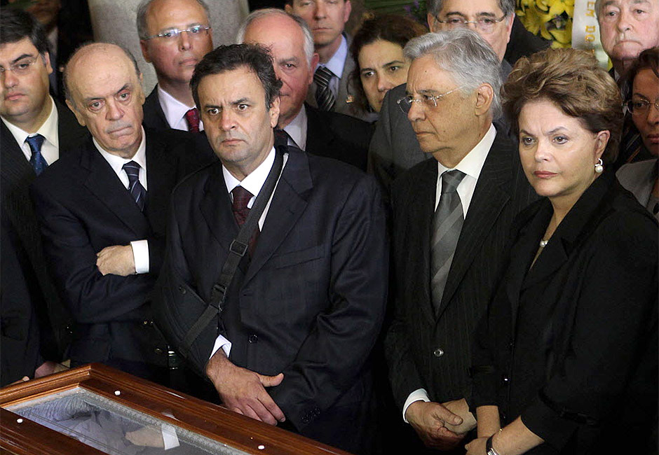 Dilma ao lado dos tucanos FHC, Acio Neves e Jos Serra no velrio do ex-presidente Itamar Franco
