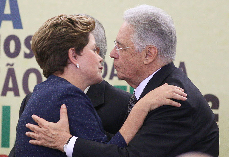 A presidente Dilma Rousseff cumprimenta o ex-presidente Fernando Henrique Cardoso aps discurso na instalao da Comisso da Verdade