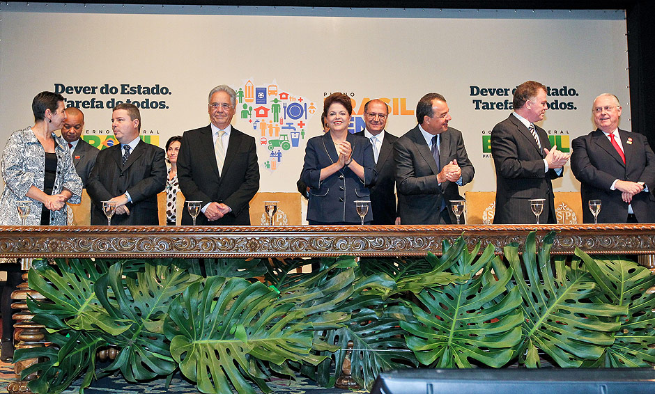 Dilma, FHC e governadores do Sudeste durantee assinatura do termo de pactuao do Plano Brasil sem Misria