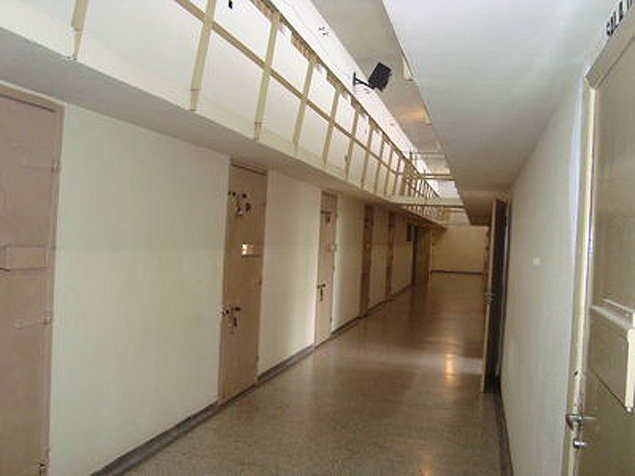 Corredor dentro do complexo mdico-penal do Paran