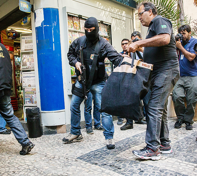 Policiais federais cumprem mandado de busca e apreensão na sede da Eletrobras, no centro do Rio