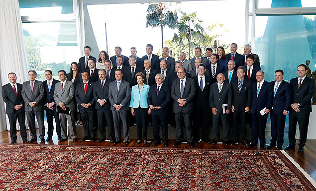 La presidenta Dilma Rousseff posa para la foto durante una reunin con gobernadores en el Palcio de la Alvorada, en Brasilia