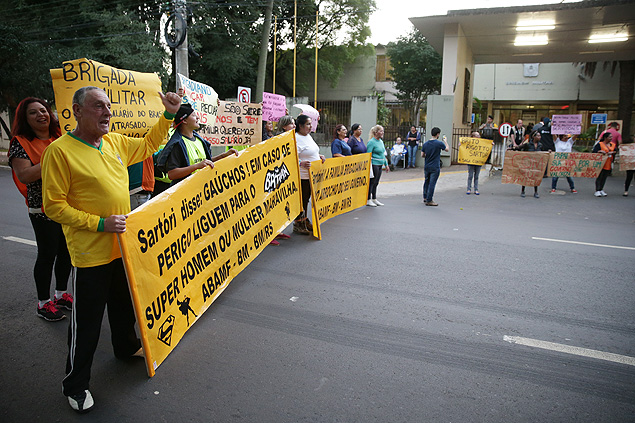 Mulheres e parentes de PMs fazem protesto contra parcelamento do salrios em Porto Alegre