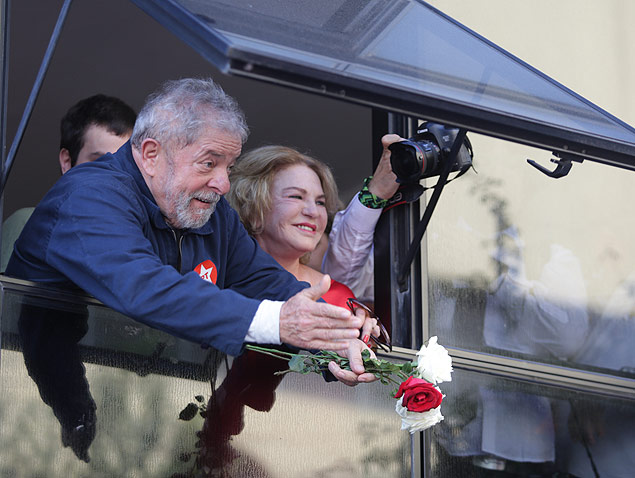 Lula recebe flor durante protesto contra intolerncia na frente de seu instituto