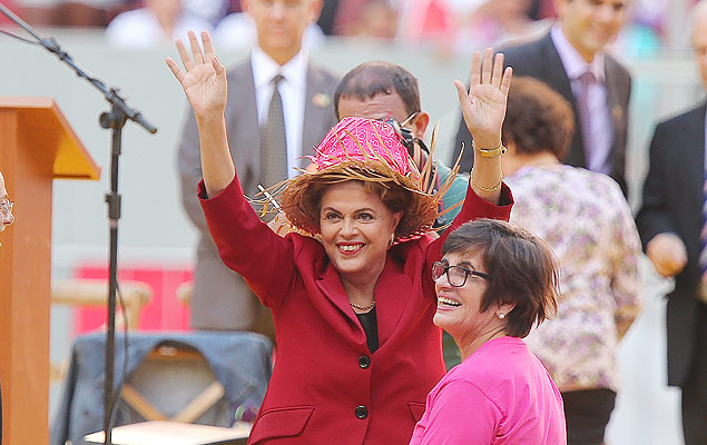 BRASLIA, DF, BRASIL, 12.08.2015. s 16H30. A presidente Dilma Rousseff participa de cerimnia da 5 Marcha das Margaridas, no gramado do estdio Man Garincha.(FOTO Alan Marques/ Folhapress) PODER
