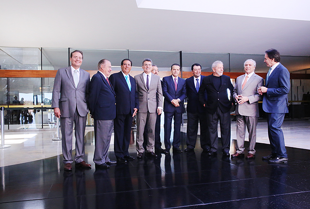 O ex-presidente Lula (de preto), ao lado do vice-presidente Michel Temer, com lideranças do PMDB