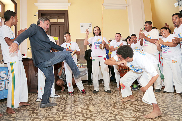 O senador Acio Neves (MG) joga capoeira durante evento do PSDB em Macei