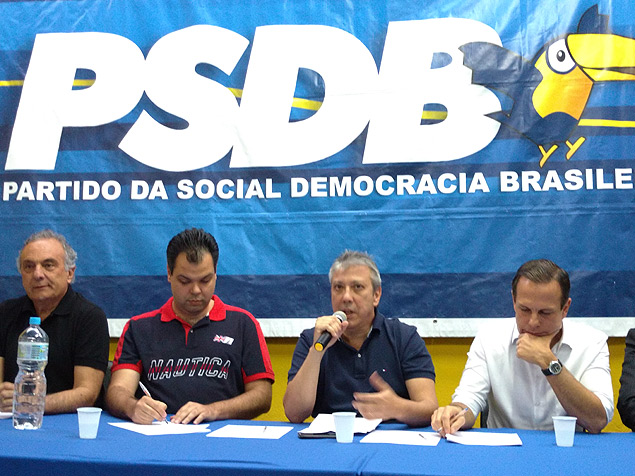 Os pré-candidatos Ricardo Trípoli, Bruno Covas e João Doria Jr.; com o microfone, Mario Covas Neto