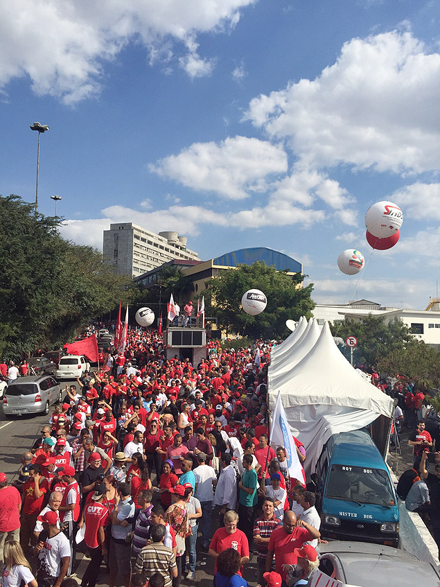 Sindicalistas e petistas se renem em protesto em frente ao Instituto Lula, em So Paulo