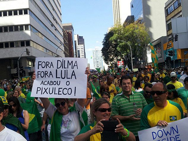 Manifestao contra o governo da presidente Dilma Rousseff, que rene 20 mil pessoas nas ruas de Curitiba (PR)