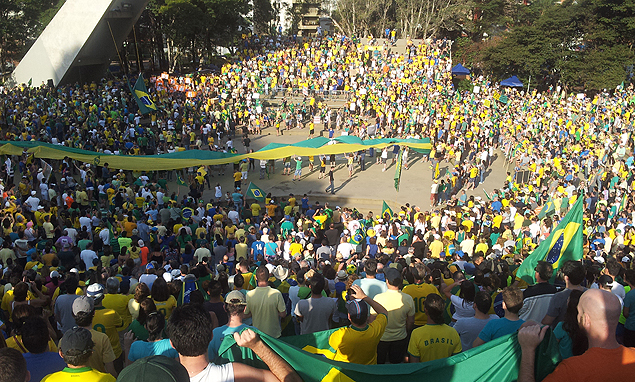 Ato contra governo Dilma lota teatro de arena em Campinas