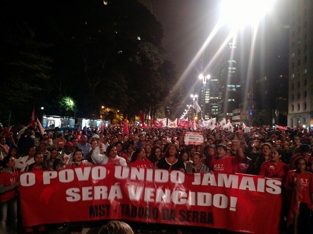 Manifestantes participam de ato de apoio ao governo na avenida Paulista, em So Paulo