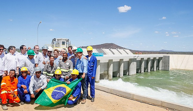 Dilma posa para foto com trabalhadores na entrega de trecho da transposio do So Francisco