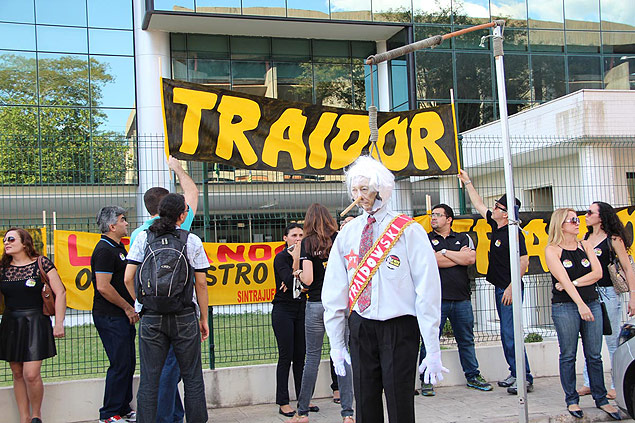 Servidores do Judicirio protestam em Teresina (PI) contra o presidente do STF, Ricardo Lewandowski 
