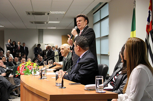 O deputado estadual petebista Campos Machado (de pé) e o secretário Toledo César (ao fundo)