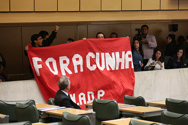 Manifestantes exibem faixa com protesto contra Eduardo Cunha na Assembleia Legislativa de So Paulo