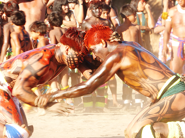 Dois lutadores durante a huka huka, tradicional luta dos ndios do Xingu