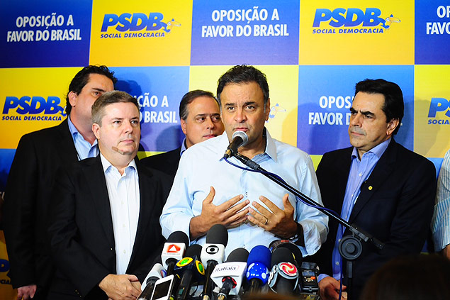 O senador Aécio Neves com lideranças tucanas em Minas durante entrevista coletiva