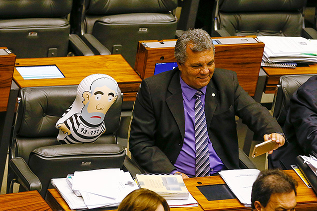 BRASILIA, DF, BRASIL, 09-09-2015, 17h00: O dep. Alberto Fraga (DEM-DF) faz selfie com o pixuleko. Parlamentares da oposio ganharam do movimento revoltados online bonecos inflveis pixulekos, simbolizando o ex presidente Lula com roupa de presidirio. Alguns deputados entraram no plenrio com o boneco, gerando reclamaes dos deputados governistas. (Foto: Pedro Ladeira/Folhapress, PODER)