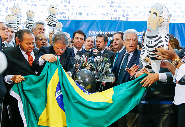 BRASILIA, DF, BRASIL, 10-09-2015, 11h00: Parlamentares da oposio lanam o Movimento Parlamentar Pr-Impeachment, um site que ter uma petio online para angariar apoio pelo afastamento de Dilma. Os principais lderes de partidos da oposio e alguns deputados da base aliada fizeram discursos pedindo o impeachment da presidente Dilma Rousseff. Bales pretos foram inflados e o boneco do ex presidente Lula chamado dePixuleko foram usados no ato, que ocorreu no salo verde da cmara dos deputados. (Foto: Pedro Ladeira/Folhapress, PODER)