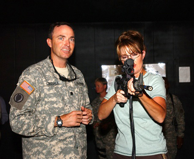 A integrante do Tea Party Sarah Palin segura um rifle no Kuait