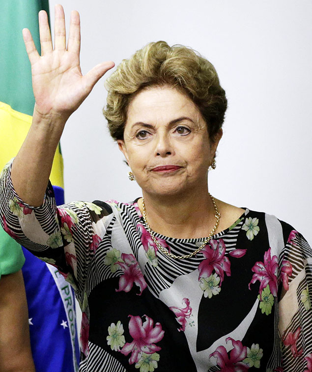 BRA500. BRASILIA (BRASIL),15/09/2015.-La mandataria brasilea, Dilma Rousseff, recibe hoy, martes 15 de septiembre de 2015, en el Palacio del Planalto de Brasilia, a los diputados de la base del Gobierno en el Congreso brasileo. Seis partidos de la base que apoya a la presidenta divulgaron un manifiesto en "defensa de la democracia", frente al empeo de la oposicin por promover un juicio con miras a la destitucin de la mandataria. El documento fue firmado por legisladores de los partidos de los Trabajadores (PT), del Movimiento Democrtico Brasileo (PMDB), Comunista do Brasil (PCdoB), Progresista (PP), Social Democrtico (PSD) y Republicano del Orden Social (PROS), todos miembros de la coalicin gobernante. EFE/Fernando Bizerra Jr. ORG XMIT: MDF