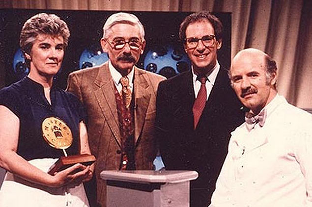 crédito - Reproduçãolegenda - Joan Bunting (à esq.) foi a primeira vencedora do "MasterChef" britânico, em 1990