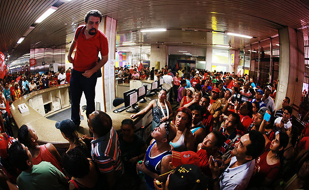 Sao Paulo, SP, Brasil, 23/09/2015 COTIDIANO - Integrantes do MTST invadem o Ministerio da Fazenda em ato contra o ajuste fiscal do governo Federal na estacao da Luz. Foto: Jorge Araujo/Folhapress