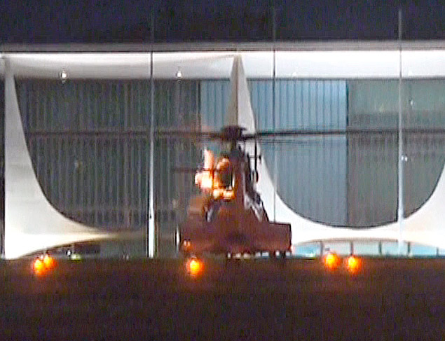 Helicptero usado por Dilma solta chamas instantes antes de decolar do Palcio da Alvorada