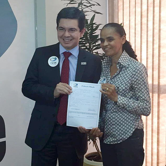 Assessoria Randolfe &#8207;@informeRandolfe 2 hH 2 horas Braslia, Distrito Federal.@randolfeap acaba de assinar a ficha de filiao a REDE Sustentabilidade ------ Ao lado da ex-ministra Marina Silva, o senador Randolfe Rodrigues oficializou seu ingresso na Rede Sustentabilidade ------ https://twitter.com/informeRandolfe/status/648585078847705088