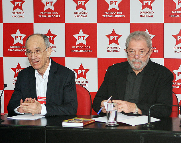 O presidente do PT, Rui Falcão (à esq.), com Luiz Inácio Lula da Silva em reunião da Executiva do partido 
