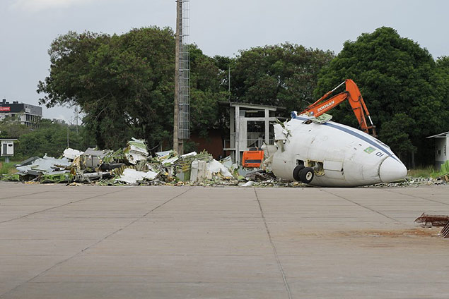O antigo avio presidencial, conhecido como "Sucato", destrudo no Parque Material Aeronutico do Galeo, para ser vendido como sucata.