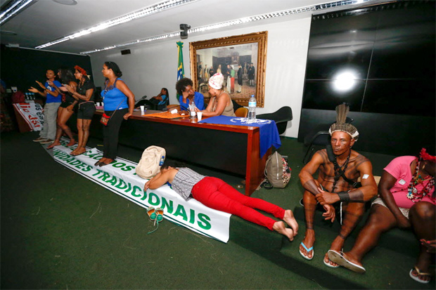 ndios e quilombolas ocupam sala da Cmara durante protesto contra PEC que muda regras para demarcao de terras