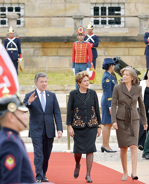 O presidente da Colmbia, Juan Manuel Santos, e a presidente do Brasil, Dilma Rousseff, durante cerimnia na Colmbia